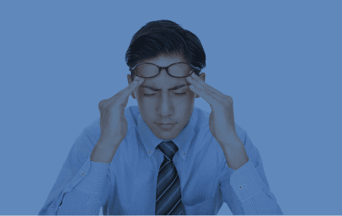 悩んでいる男性